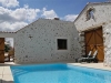 Piscine privée dans un patio entièrement clos et protégé