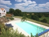 Vue sur la piscine et la vallée, gîte à gauche.