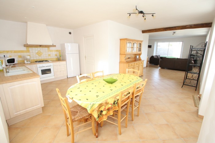 Gîte la Vallée 6 personnes pièce de vie avec la cuisine en Vendée