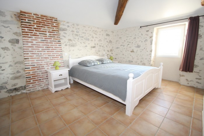 Lit 160 de la chambre gite de groupe le bocage
