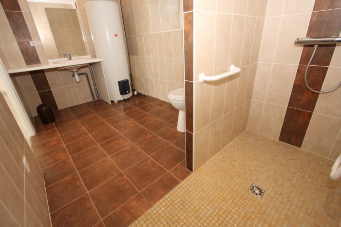 Salle d'eau avec douche à l'italienne du gite de groupe le logis en Vendée