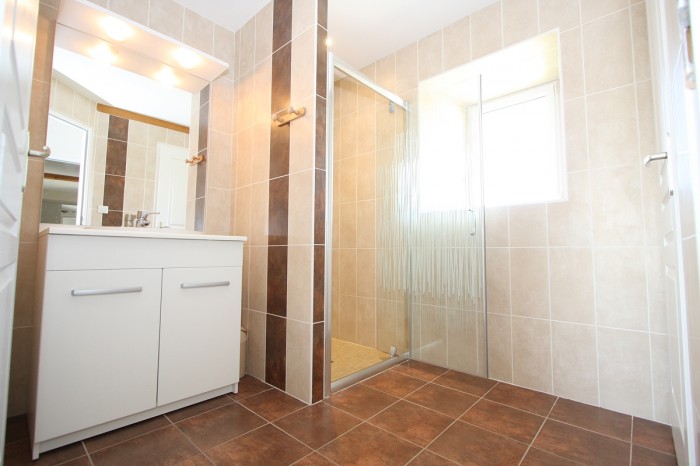 Salle d'eau avec douche gite le Logis en Vendée