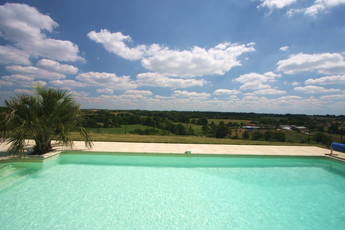 Piscine privée chauffée du gite avec vue sur la vallée