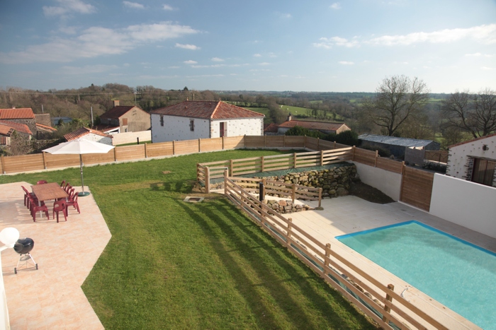 Gite de groupe le Logis vue sur la terrasse 10 à 12 personnes en Vendée