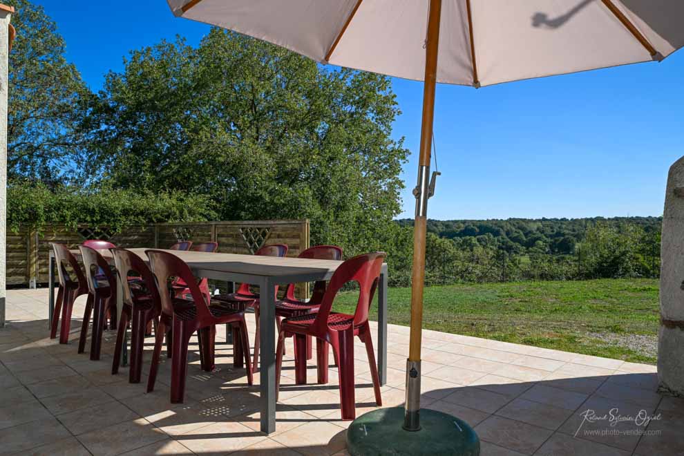 Terrasse du grand gite avec salon de jardin