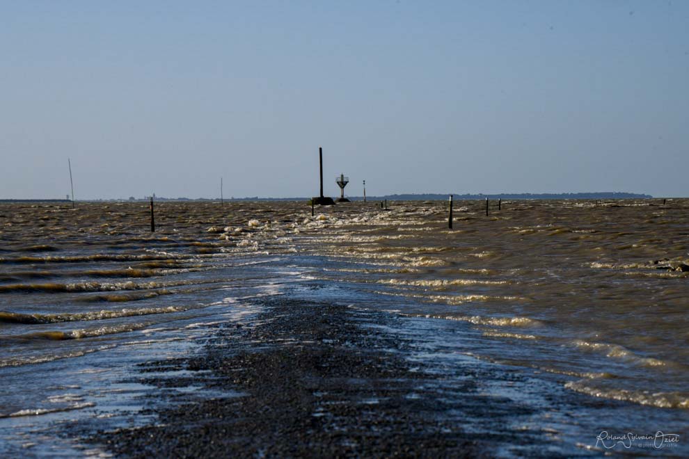 La mer recouvree la route à marée haute au Passage du Gois