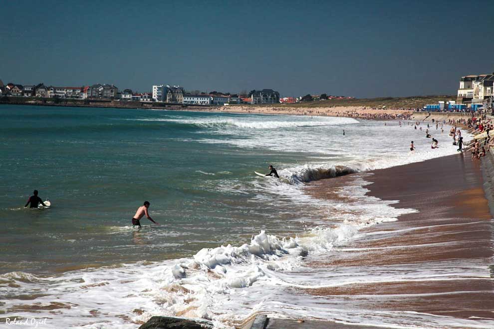 Saint Gilles Croix de Vie Grande Plage et surfeurs